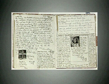 Doppelseite mit Porträt aus Anne Franks Tagebuch.