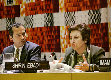 Shirin Ebadi spricht auf einer UN-Konferenz über den Islam und seine Message für den Frieden.