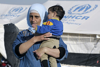 Eine Mutter mit ihrem Kind in einem Flüchtlingscamp in Jordanien