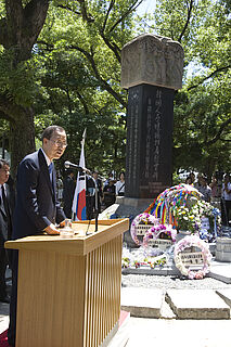 Kränze vor einem Denkmal in Hiroshima.