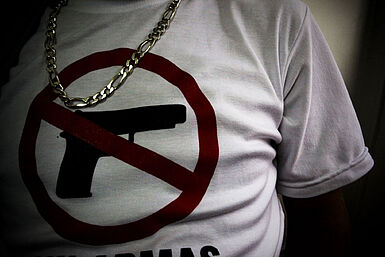 Ein Jugendlicher trägt ein T-Shirt gegen Gewalt