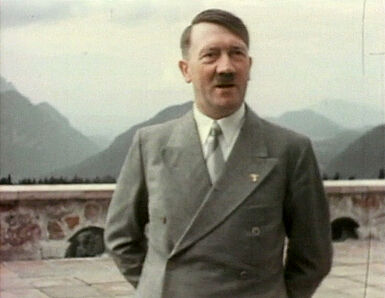 Adolf Hitler auf der Terrasse des Berghofes.