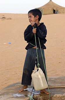 Kleiner Junge in der West-Sahara beim Wasserholen